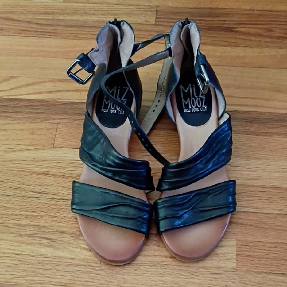 Miz Mooz Cassi Black Leather Strappy Sandals Wide 39 - Picture 2 of 12